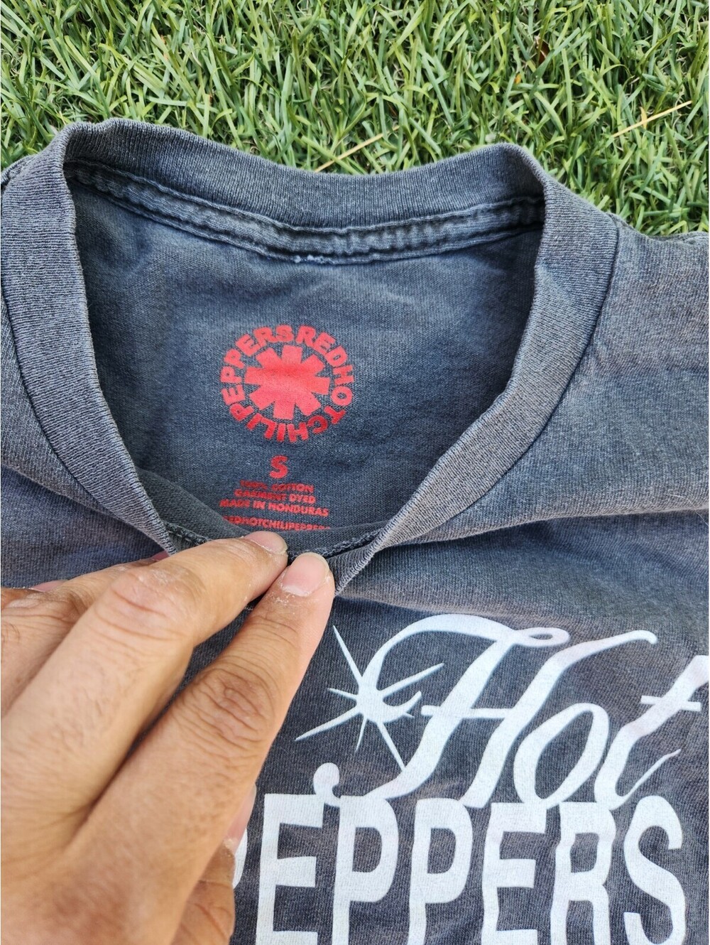 Red Hot Chili Peppers Size Small Unlimited Love World Tour Color Grey Shirt - Picture 4 of 4